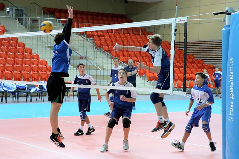 3 республиканские детские спортивные игры. Волейбольный мяч над сеткой. Киргизская ССР Д Юсша юниорская волейбольные команды 1985