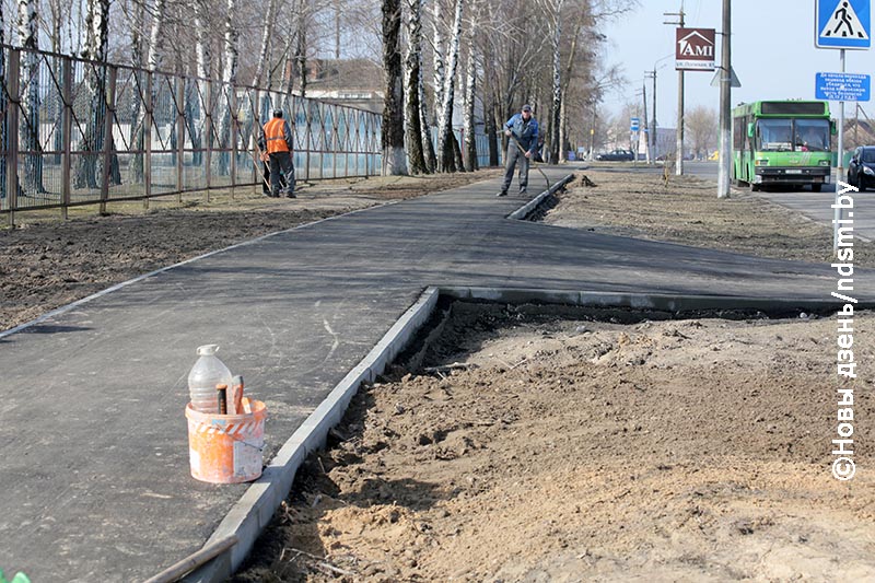 В Жлобине продолжаются работы по устройству тротуара по улицеШоссейной